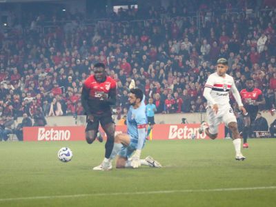 Momento em que Rafael, do São Paulo, derruba Viveros, do Athletico-PR