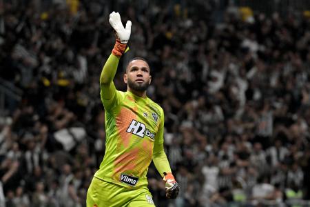 Everson vibra ao defender pênalti, marcar gol final e eliminar o Flamengo na Copa do Brasil