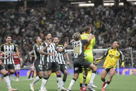 Everson vibra ao defender pênalti, marcar gol final e eliminar o Flamengo na Copa do Brasil