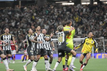 Everson vibra ao defender pênalti, marcar gol final e eliminar o Flamengo na Copa do Brasil
