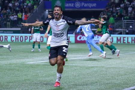 Matheus Bidu comemora gol do Corinthians em partida entre Palmeiras e Corinthians