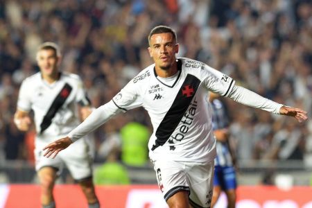 Coutinho marcou o segundo gol do Vasco na vitória sobre o CSA