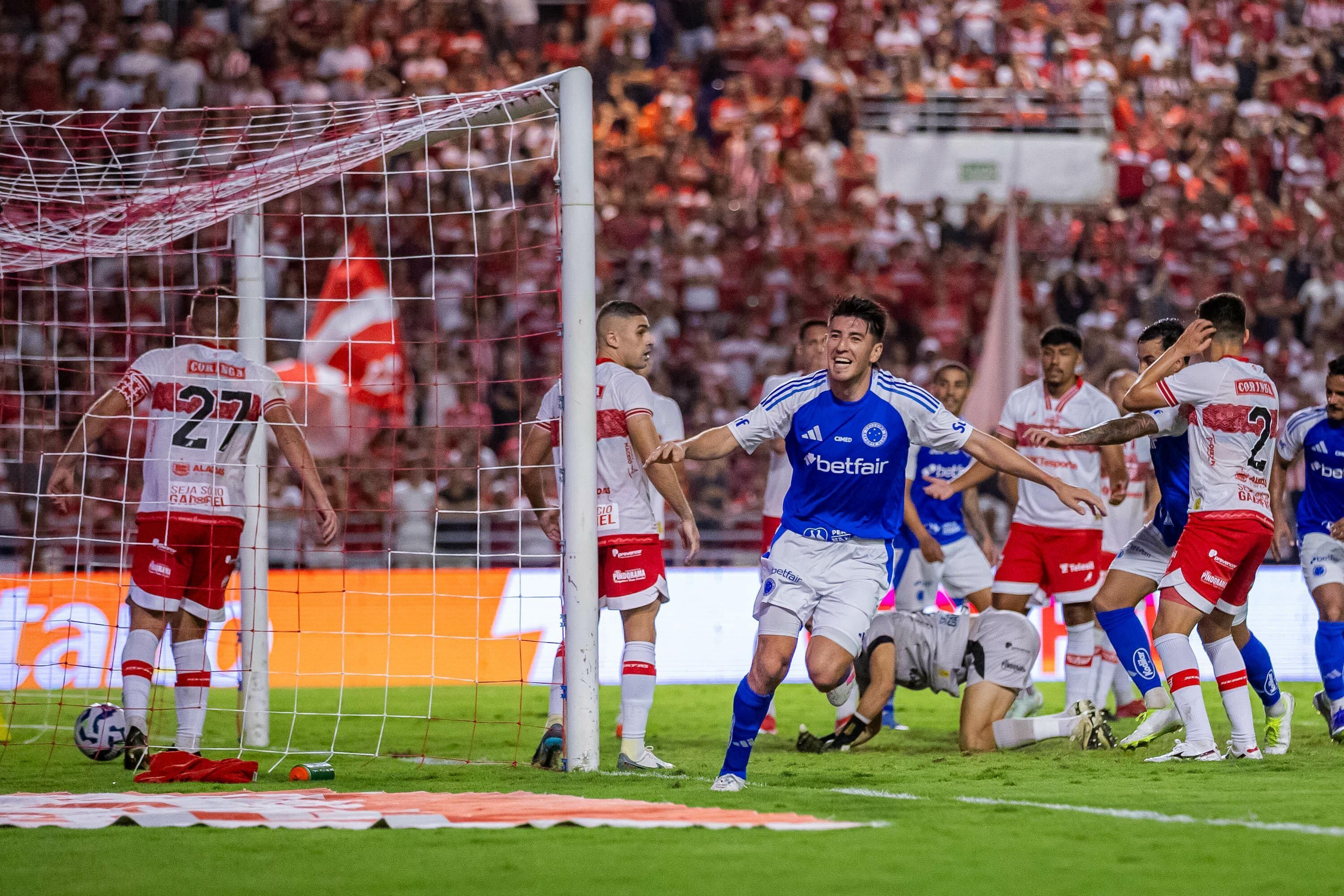 Cássio pega pênalti, Cruzeiro vence CRB e avança na Copa do Brasil