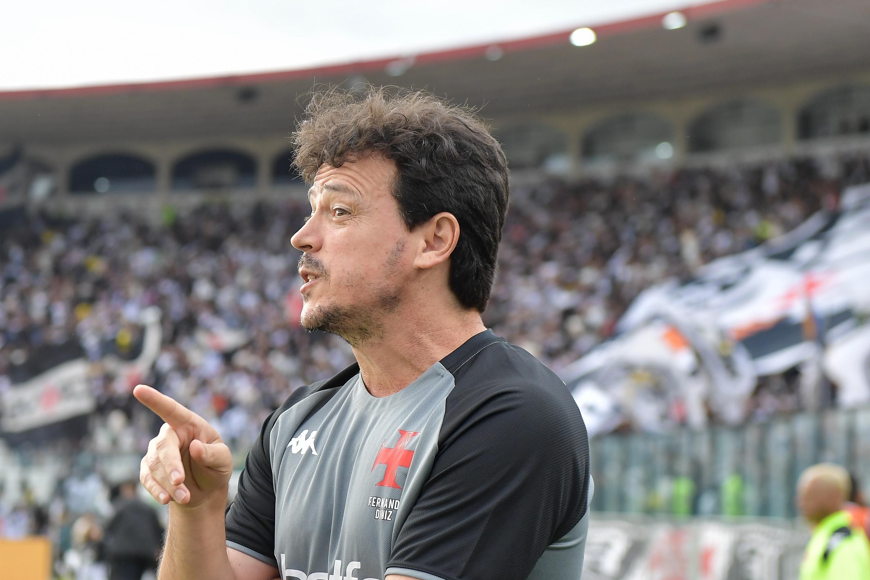 Fernando Diniz sai em defesa de zagueiro do Vasco após empate com o Atlético