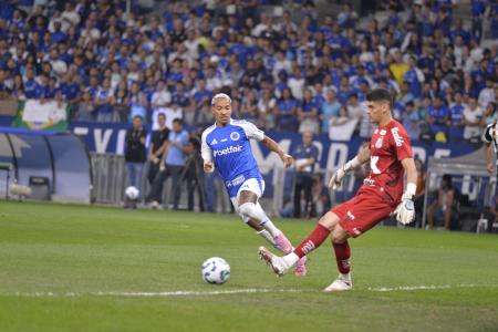 Matheus Pereira e Gabriel Brazão na partida entre Cruzeiro e Santos, neste domingo (10)