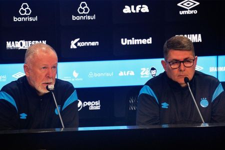 Mano Menezes ao lado de Alexandre Rossato, vice de futebol do Grêmio