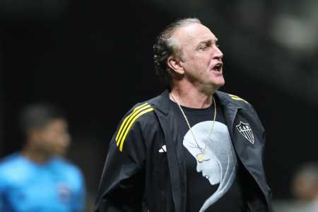 Técnico Cuca em jogo do Atlético na Arena MRV