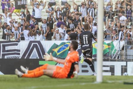 Aylon, do Ceará, comemora gol marcado diante do RB Bragantino
