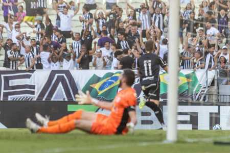 Aylon, do Ceará, comemora gol marcado diante do RB Bragantino