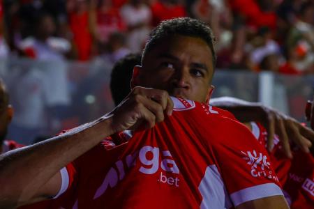 Vila Nova venceu clássico contra o Goiás neste sábado (16)
