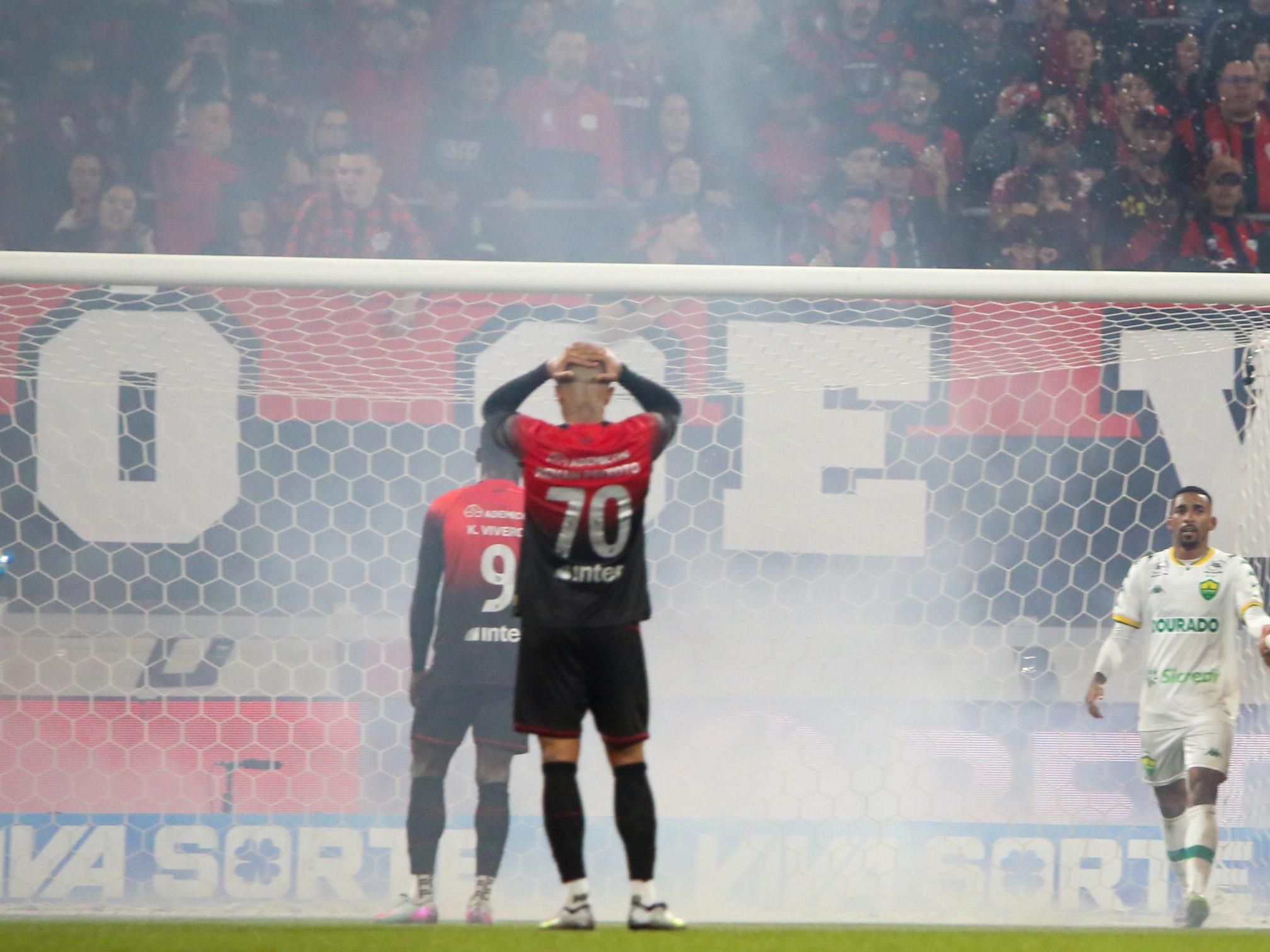 Torcida do Athletico-PR atira sinalizadores no campo e jogo é encerrado; veja fotos