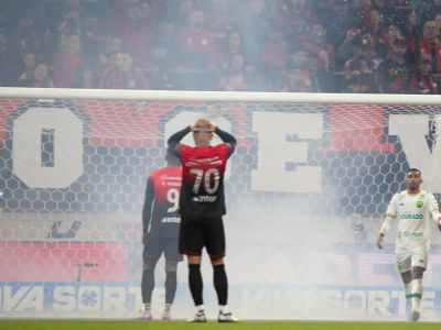 Torcedores do Athletico-PR atiram objetos no gramado após empate contra o Cuiabá