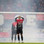 Torcida do Athletico-PR atira sinalizadores no campo e jogo é encerrado; veja fotos