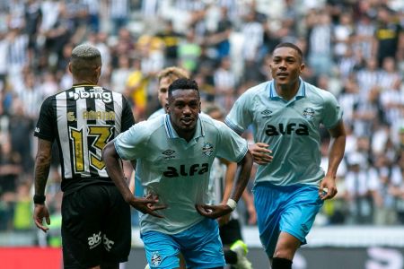 Edenilson comemora gol pelo Grêmio sobre o Atlético na Arena MRV