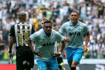 Edenilson comemora gol pelo Grêmio sobre o Atlético na Arena MRV