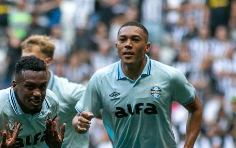 Carlos Vinicius (à direita) comemorando o gol de Edenilson no duelo do Grêmio com o Atlético