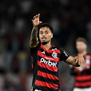 Allan foi titular do Flamengo contra o Inter pela ida das oitavas da Libertadores
