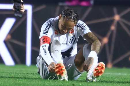Neymar chora após goleada do Vasco sobre o Santos no Morumbis