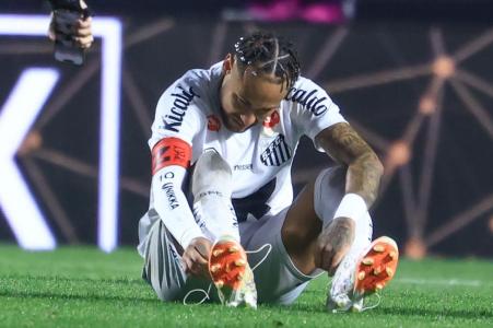 Neymar chora após goleada do Vasco sobre o Santos no Morumbis
