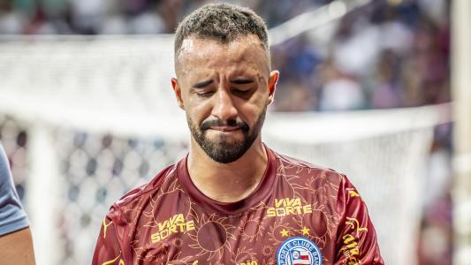 Caio Alexandre chora ao deixar o gramado da Arena Fonte Nova no jogo contra o Ceará