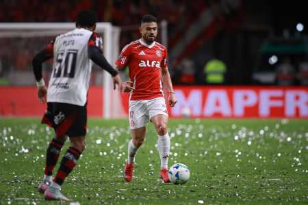 Bruno Tabata atuou pelo Inter contra o Flamengo na Libertadores