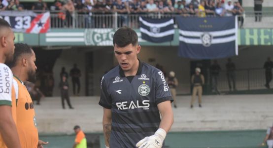 Pedro Morisco sofreu o cartão vermelho no início do segundo tempo de Coritiba 0 x 0 Remo