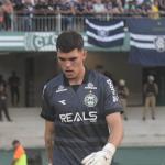 Observado por Ancelotti, goleiro Pedro Morisco é expulso no tropeço do Coritiba