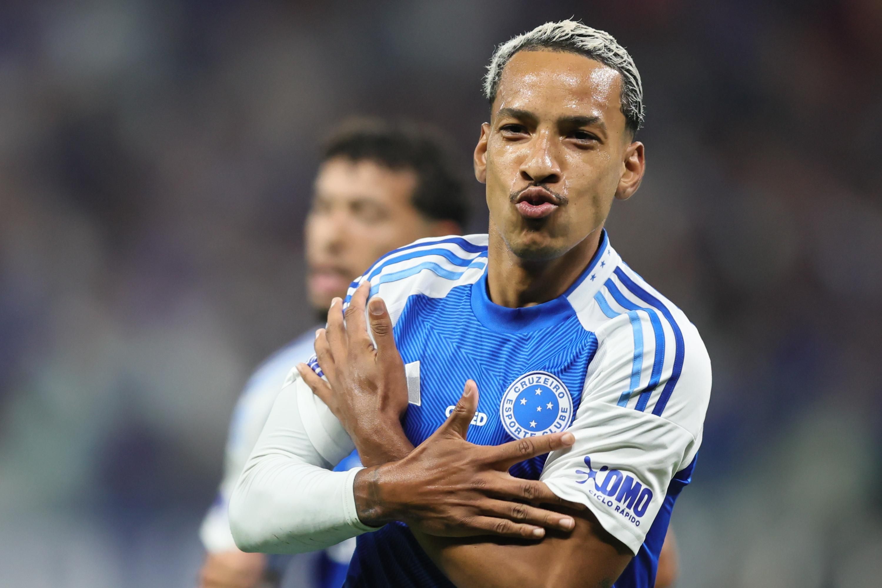 Matheus Pereira, do Cruzeiro, vive ‘dia de Alex’ no Mineirão com golaço por cobertura