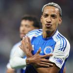 Matheus Pereira, do Cruzeiro, vive ‘dia de Alex’ no Mineirão com golaço por cobertura