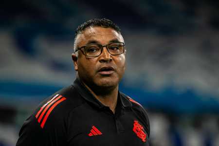 Roger Machado à beira do campo no Mineirão, em Belo Horizonte, para Cruzeiro x Internacional