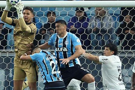 Balbuena (ao centro) saiu machucado no primeiro tempo de Grêmio x Ceará