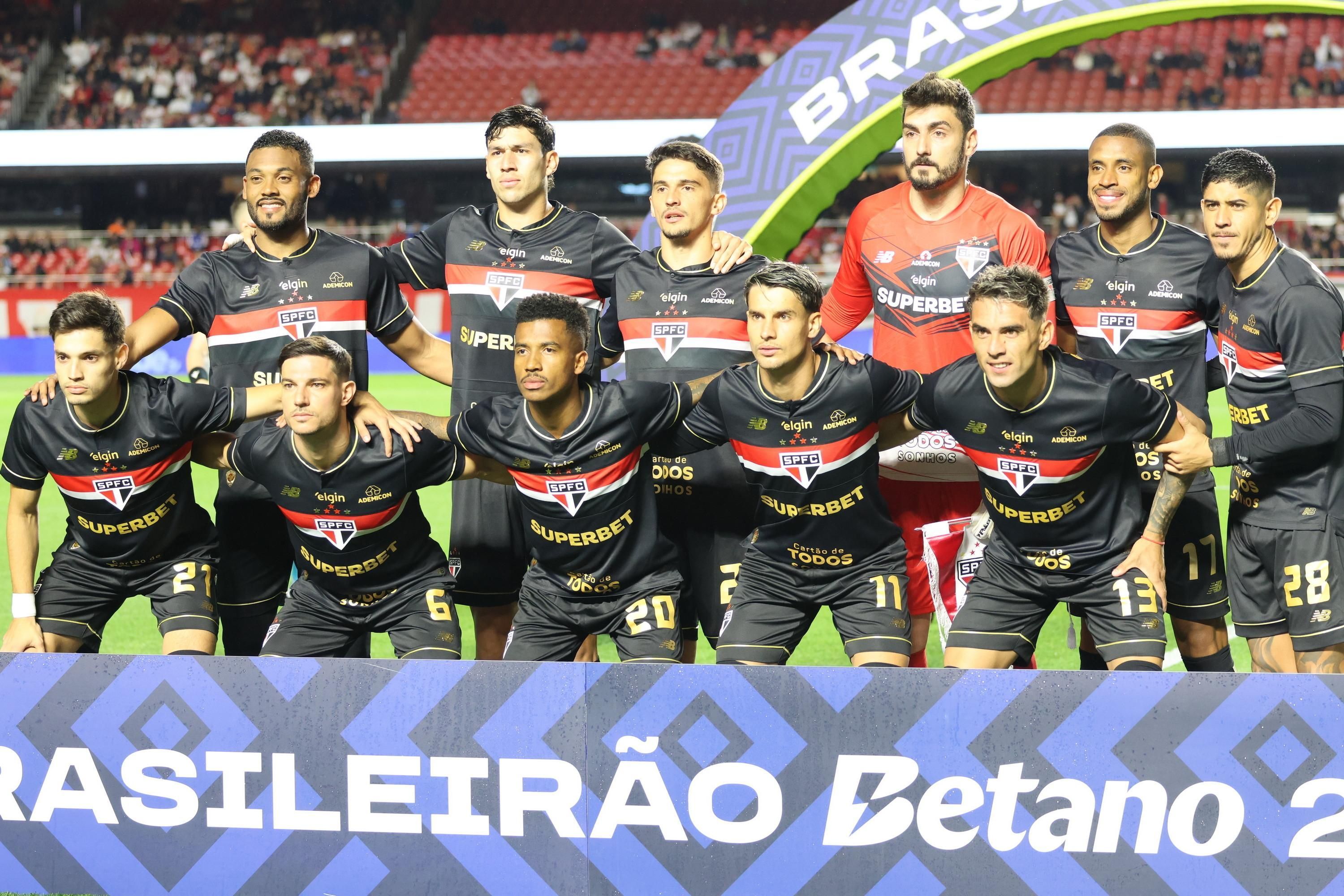 Titular do São Paulo deixa jogo contra o Atlético no primeiro tempo
