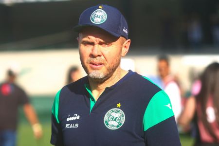 Mozart Santos tem problemas a resolver na escalação do Coritiba para enfrentar o Operário