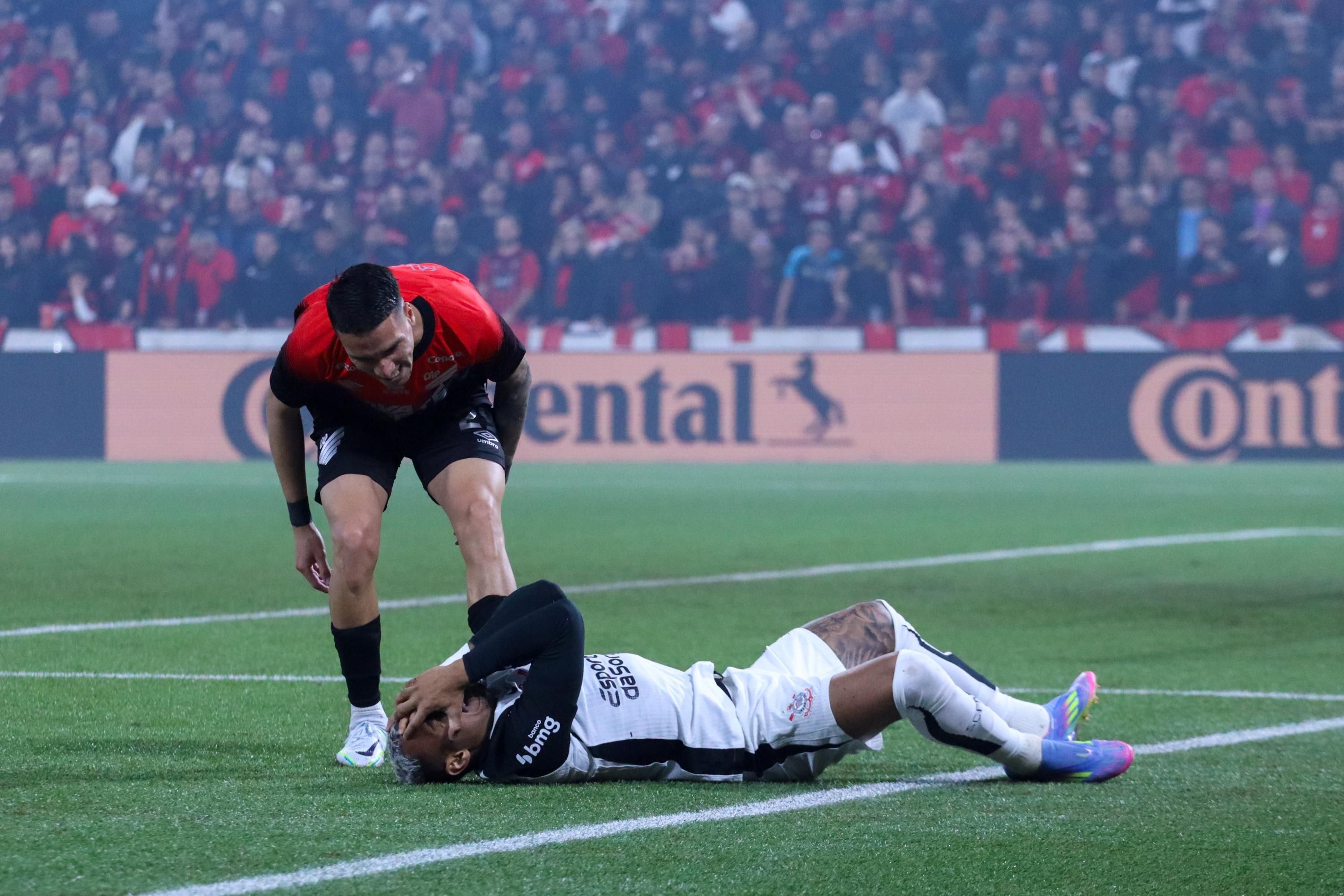 Titular do Corinthians sente lesão e vira preocupação para clássico contra o Palmeiras