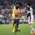 Torcedor invade gramado e empurra Hugo Souza no fim de Athletico-PR x Corinthians