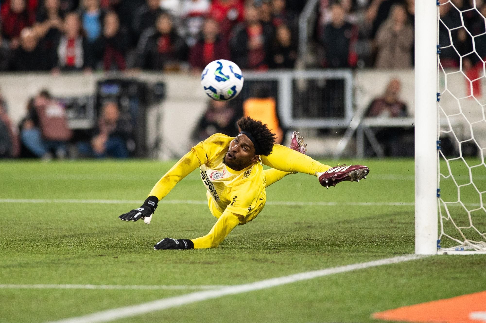 Patrick admite grande defesa de Hugo Souza na derrota do Athletico-PR para Corinthians