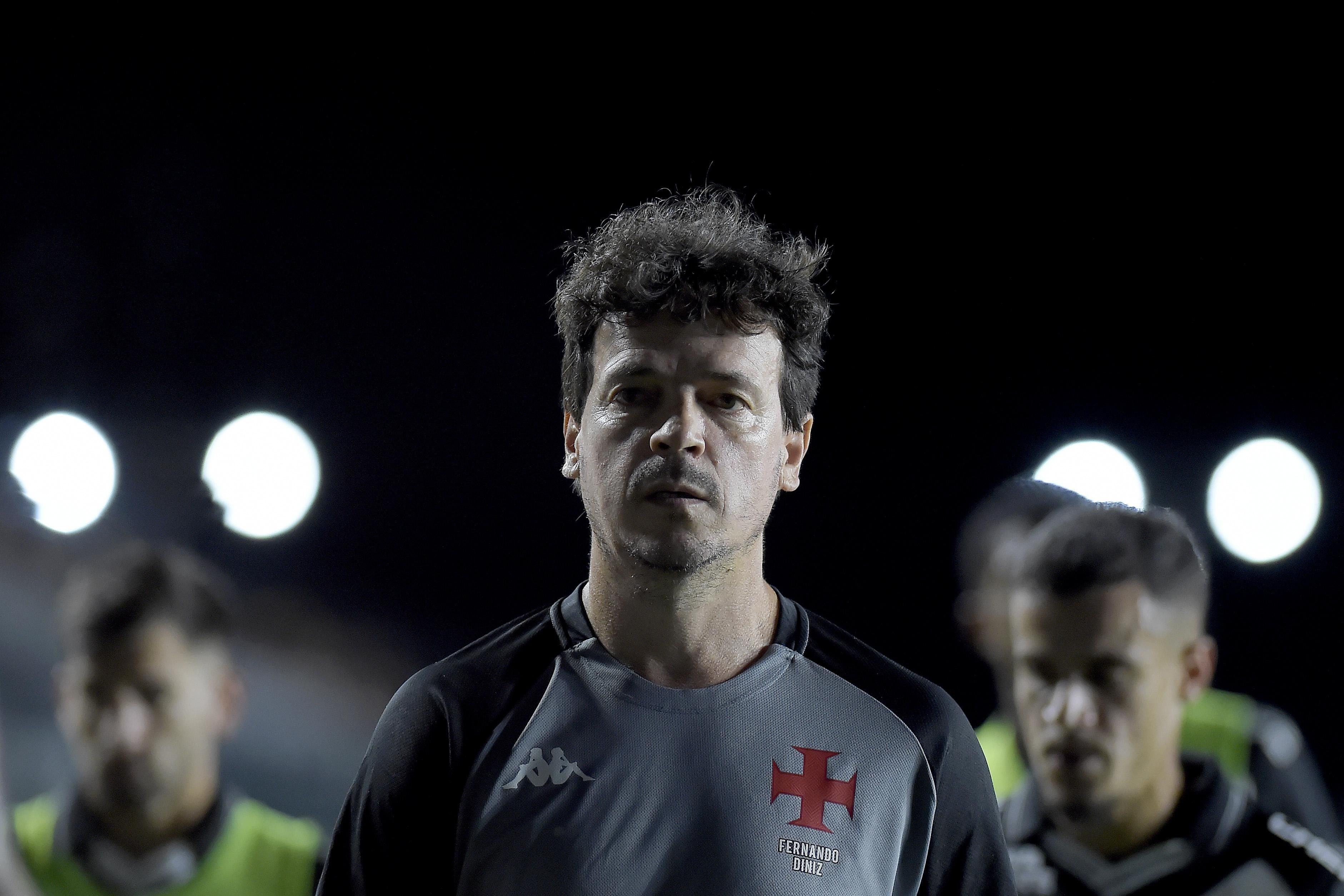 Reforço do Vasco vira baixa por 'choque de cabeça', e Diniz elogia substituto