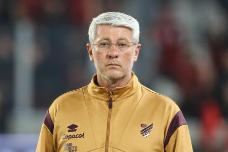 Odair Hellmann à beira do campo da Arena da Baixada, em Curitiba, para Athletico-PR x Corinthians