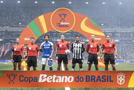 Lucas Silva e Hulk com equipe de arbitragem antes do jogo entre Cruzeiro e Atlético, em 2025 • LUCIANO BREW/AGENCIA ENQUADRAR/GAZETA PRESS