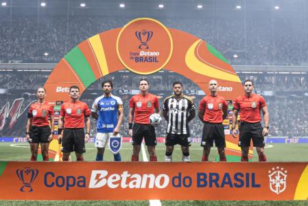 Lucas Silva e Hulk com equipe de arbitragem antes do jogo entre Cruzeiro e Atlético