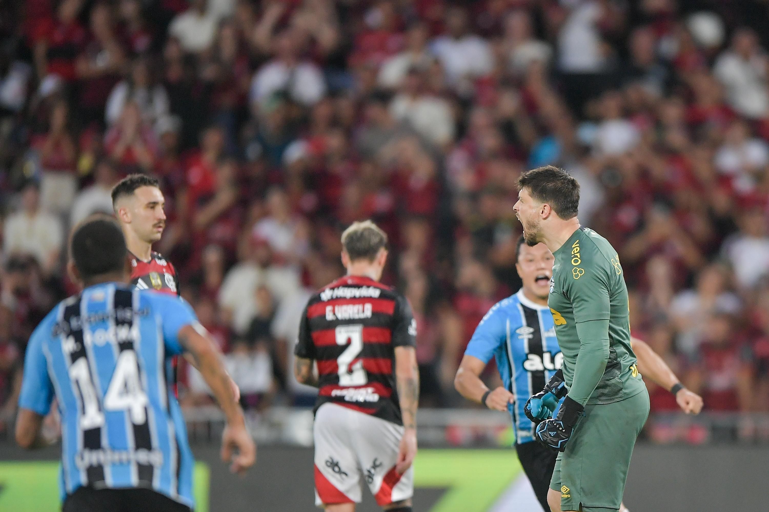 Goleiro Tiago Volpi marca de pênalti para o Grêmio contra Flamengo