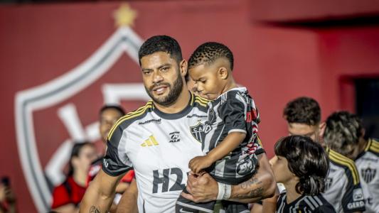Hulk entrando em campo para jogo contra o Vitória, no Barradão