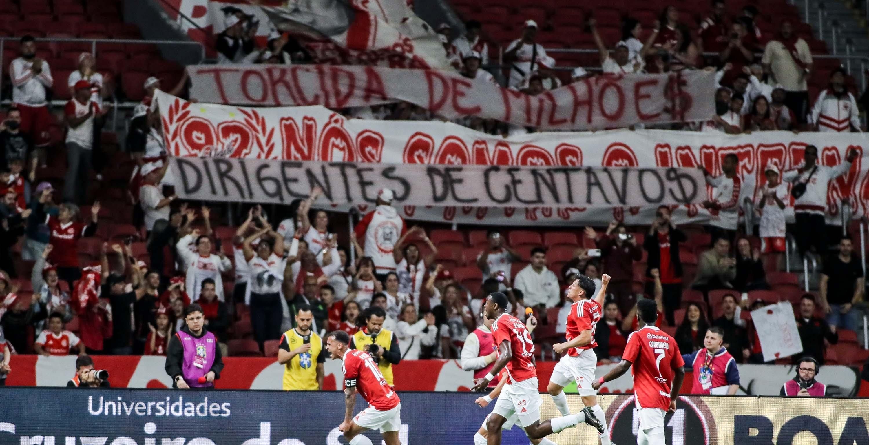 Torcida do Inter protesta com faixas contra dirigentes durante jogo com Fortaleza