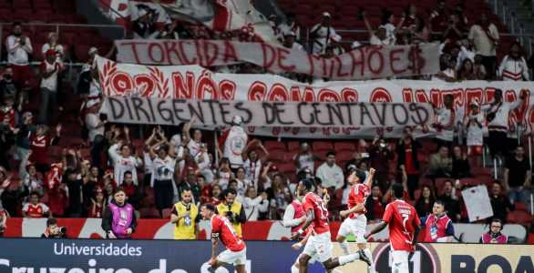 Registro da faixa em meio a comemoração do gol do Inter no primeiro tempo