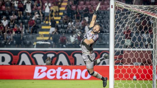 Lucas Arcanjo voa para tentar defender cobrança de falta de Hulk