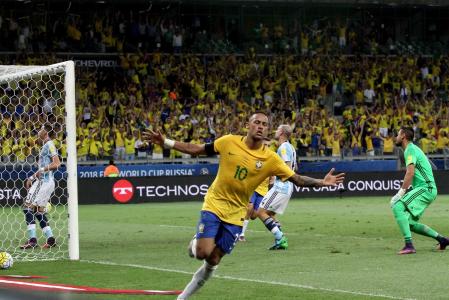 Neymar celebra gol pela Seleção Brasileira diante da Argentina, no Mineirão, em 2016