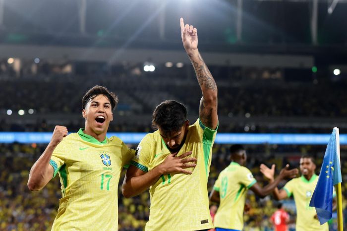 Kaio Jorge e Lucas Paquetá comemoram gol do Brasil, contra o Chile