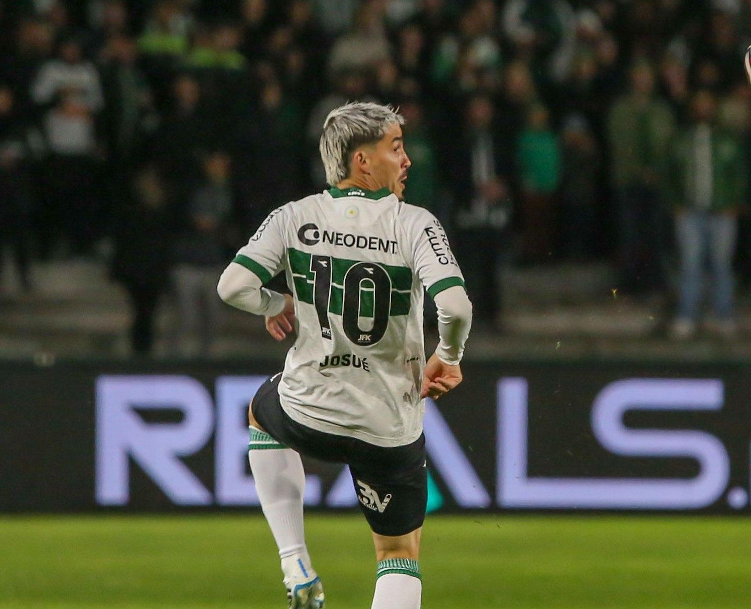 Josué se machuca contra Ferroviária e vira preocupação no Coritiba