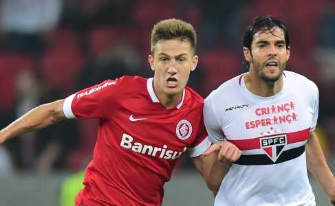 Bertotto marcando Kaká em Inter x São Paulo pelo Brasileirão 2014