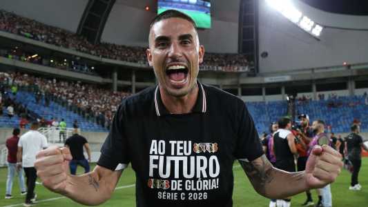Thiago Galhardo após o jogo que garantiu o acesso do Santa Cruz à Série C de 2026